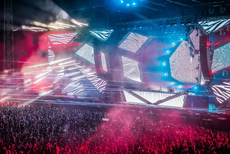 Prva noć Ultre iza nas! Gliteri, neon i partijanje do zore: pogledajte kako je to izgledalo