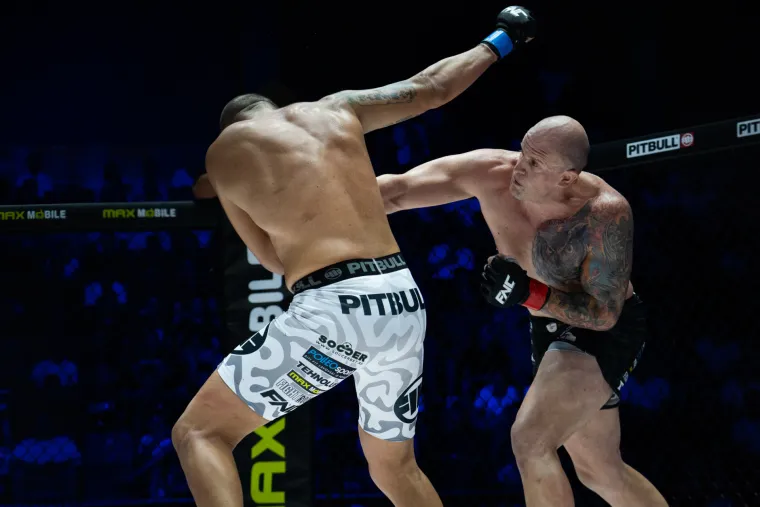 Nokauti, giljotine i poluge: Pogledajte spektakularni FNC 18 iz prvog reda