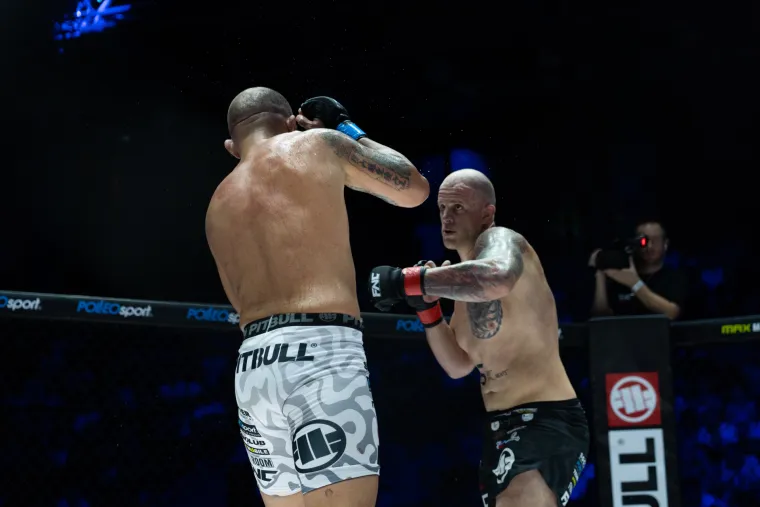 Nokauti, giljotine i poluge: Pogledajte spektakularni FNC 18 iz prvog reda