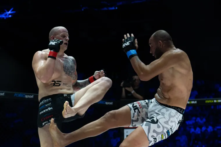 Nokauti, giljotine i poluge: Pogledajte spektakularni FNC 18 iz prvog reda