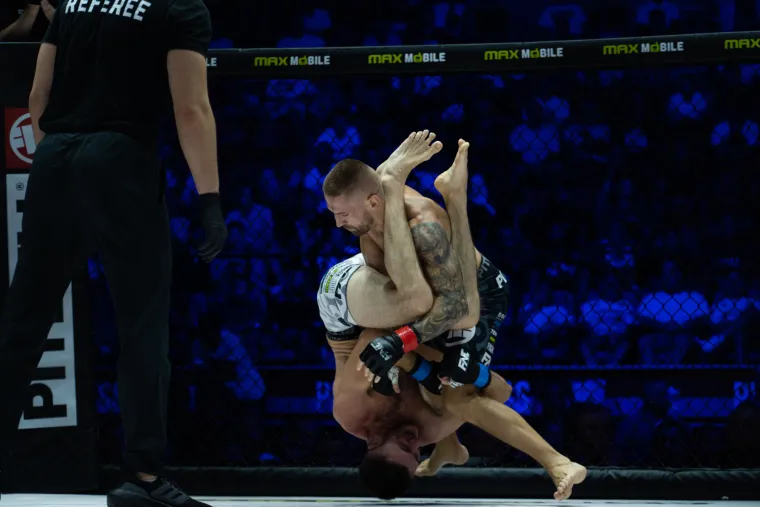 Nokauti, giljotine i poluge: Pogledajte spektakularni FNC 18 iz prvog reda