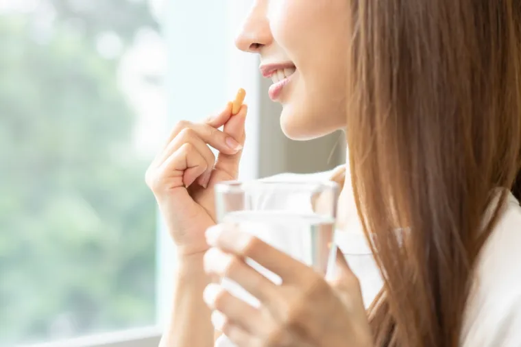 Opskrbite se pravim vitaminima. Želite li smanjiti rizik od bolesti, uzimajte dodatke za jačanje imuniteta poput vitamina A, C i D, plus cink, od tri do pet dana prije putovanja i nastavite dok ste na godišnjem odmoru.