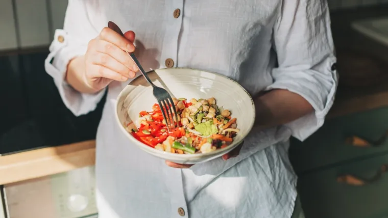 To je relevantno svugdje, ali posebno na mjestima gdje se prehrana znatno razlikuje od va&scaron;e ili gdje nema higijenskih standarda. Ne želite riskirati da dobijete bilo kakvu bolest koja se prenosi hranom.