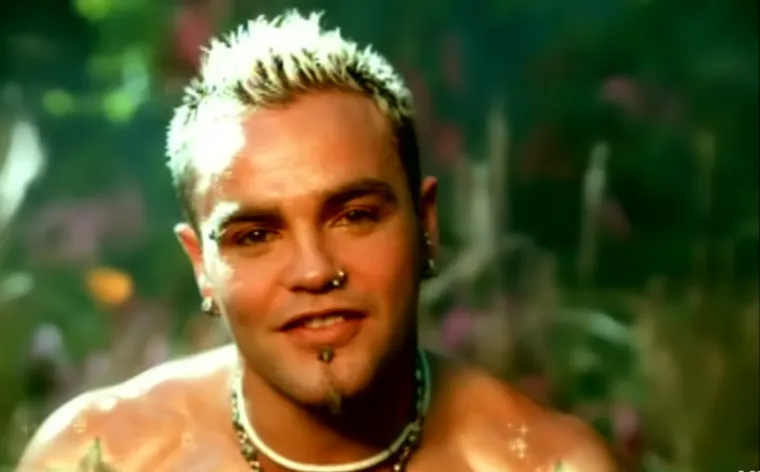 Pjevač Shifty Shellshock je preminuo u dobi od 49 godina od predoziranja drogom. Glazbenik pravog imena Seth Binzer proslavio se početkom 2000-ih godina kada je s grupom &apos;Crazy Town&apos; objavio hit &apos;Butterfly&apos;.