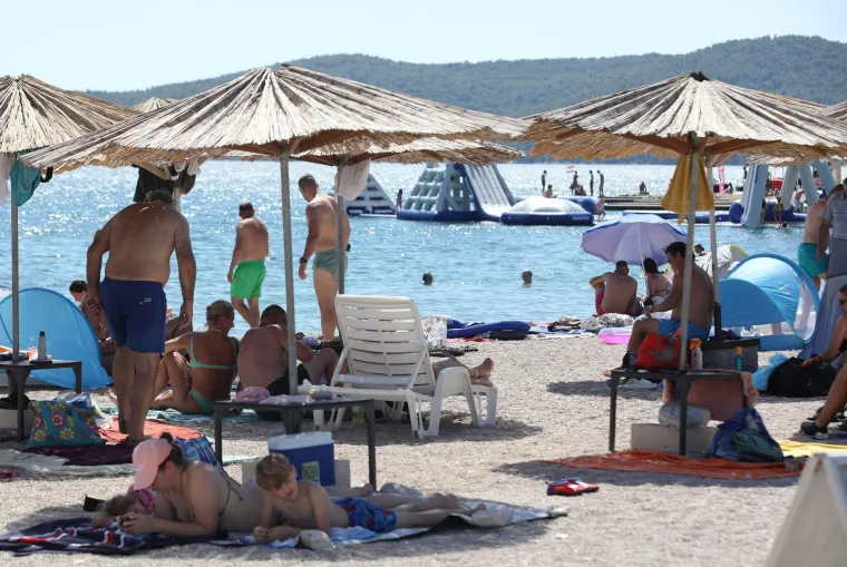 Paklene vrućine ne posustaju, a mnogi su osvježenje potražili u moru i rijekama. Sve vrvi od kupača