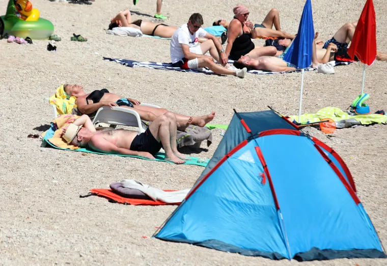 Paklene vrućine ne posustaju, a mnogi su osvježenje potražili u moru i rijekama. Sve vrvi od kupača