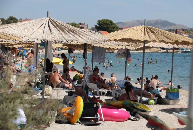 Paklene vrućine ne posustaju, a mnogi su osvježenje potražili u moru i rijekama. Sve vrvi od kupača