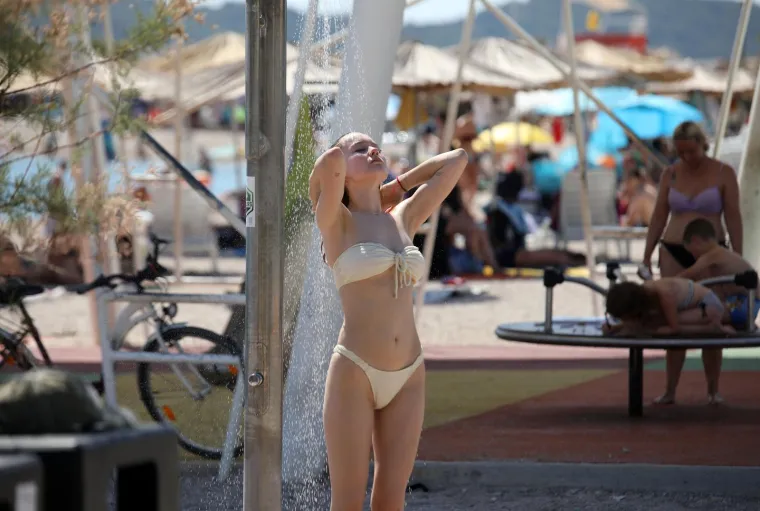 Paklene vrućine ne posustaju, a mnogi su osvježenje potražili u moru i rijekama. Sve vrvi od kupača