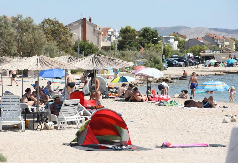 Paklene vrućine ne posustaju, a mnogi su osvježenje potražili u moru i rijekama. Sve vrvi od kupača