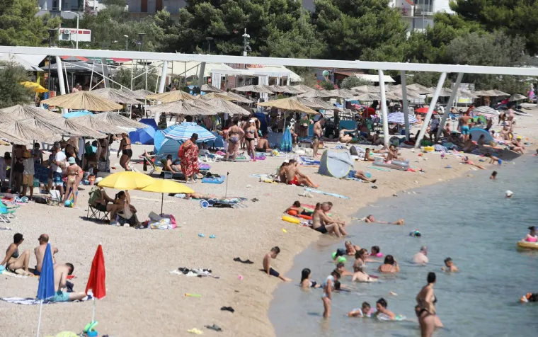 Paklene vrućine ne posustaju, a mnogi su osvježenje potražili u moru i rijekama. Sve vrvi od kupača