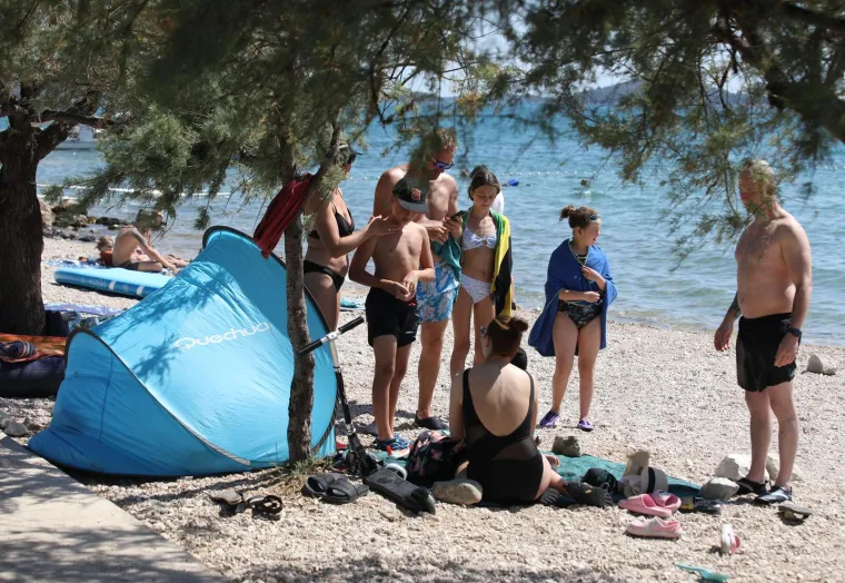 Paklene vrućine ne posustaju, a mnogi su osvježenje potražili u moru i rijekama. Sve vrvi od kupača