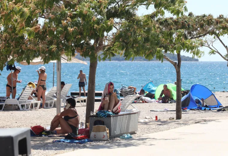 Paklene vrućine ne posustaju, a mnogi su osvježenje potražili u moru i rijekama. Sve vrvi od kupača