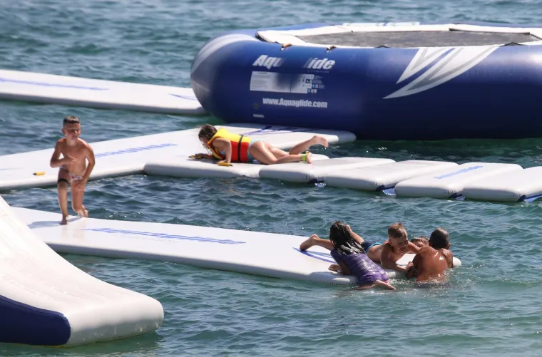 Paklene vrućine ne posustaju, a mnogi su osvježenje potražili u moru i rijekama. Sve vrvi od kupača