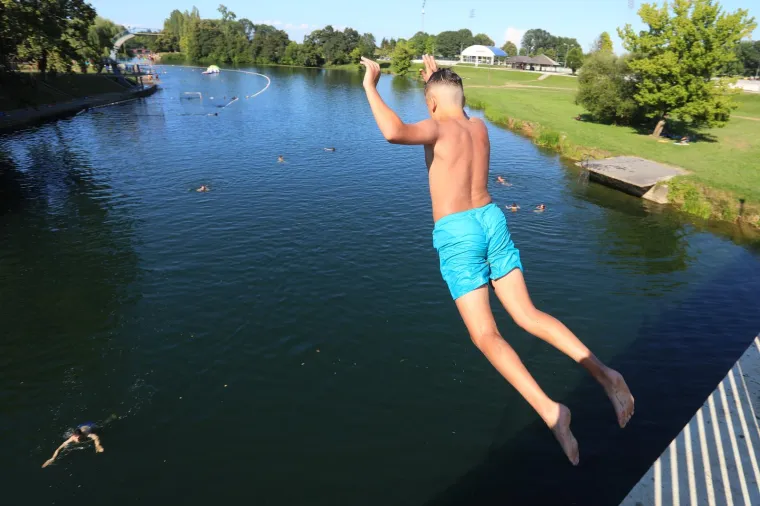 Paklene vrućine ne posustaju, a mnogi su osvježenje potražili u moru i rijekama. Sve vrvi od kupača