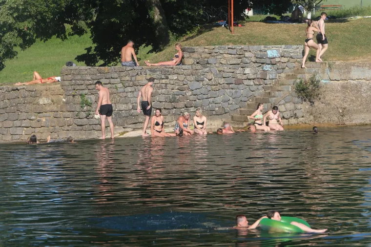 Paklene vrućine ne posustaju, a mnogi su osvježenje potražili u moru i rijekama. Sve vrvi od kupača