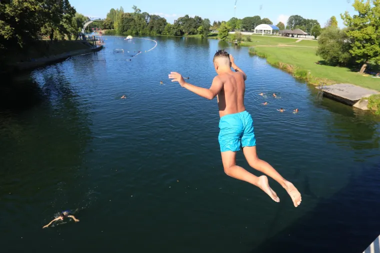 Paklene vrućine ne posustaju, a mnogi su osvježenje potražili u moru i rijekama. Sve vrvi od kupača