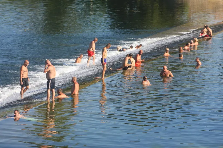 Paklene vrućine ne posustaju, a mnogi su osvježenje potražili u moru i rijekama. Sve vrvi od kupača