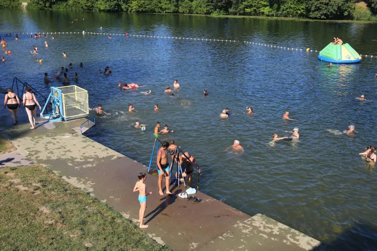 Paklene vrućine ne posustaju, a mnogi su osvježenje potražili u moru i rijekama. Sve vrvi od kupača