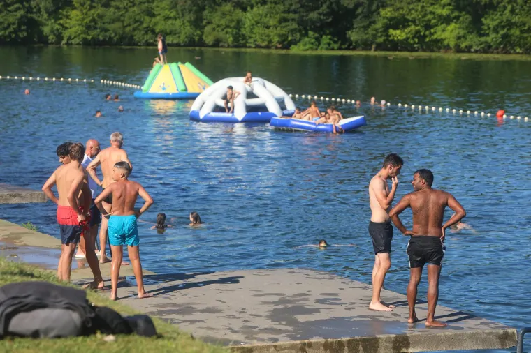 Paklene vrućine ne posustaju, a mnogi su osvježenje potražili u moru i rijekama. Sve vrvi od kupača
