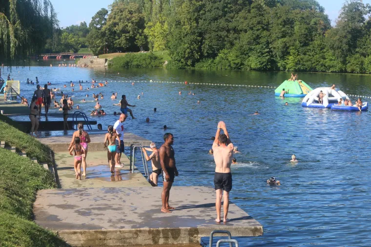 Paklene vrućine ne posustaju, a mnogi su osvježenje potražili u moru i rijekama. Sve vrvi od kupača