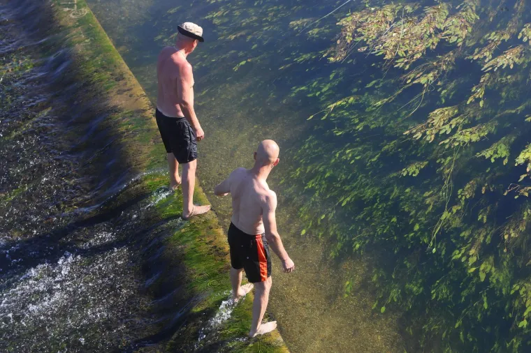 Paklene vrućine ne posustaju, a mnogi su osvježenje potražili u moru i rijekama. Sve vrvi od kupača