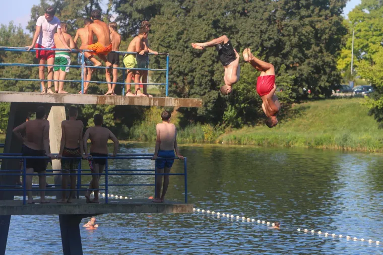 Paklene vrućine ne posustaju, a mnogi su osvježenje potražili u moru i rijekama. Sve vrvi od kupača