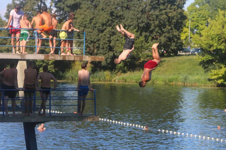 Paklene vrućine ne posustaju, a mnogi su osvježenje potražili u moru i rijekama. Sve vrvi od kupača