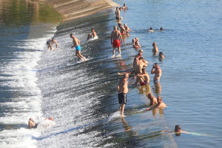 Paklene vrućine ne posustaju, a mnogi su osvježenje potražili u moru i rijekama. Sve vrvi od kupača