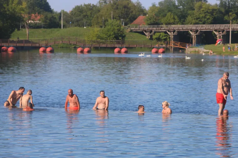 Paklene vrućine ne posustaju, a mnogi su osvježenje potražili u moru i rijekama. Sve vrvi od kupača