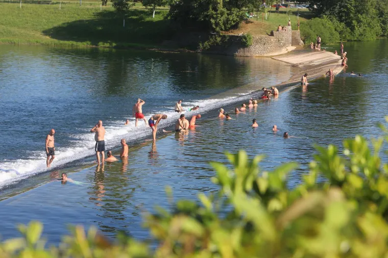 Paklene vrućine ne posustaju, a mnogi su osvježenje potražili u moru i rijekama. Sve vrvi od kupača