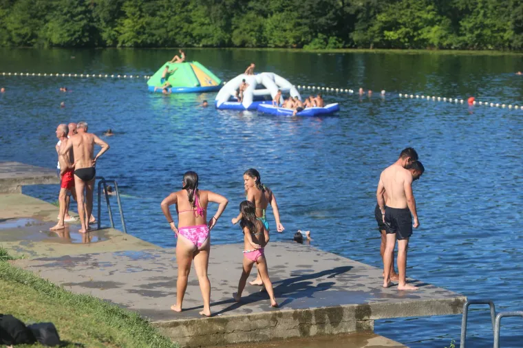Paklene vrućine ne posustaju, a mnogi su osvježenje potražili u moru i rijekama. Sve vrvi od kupača