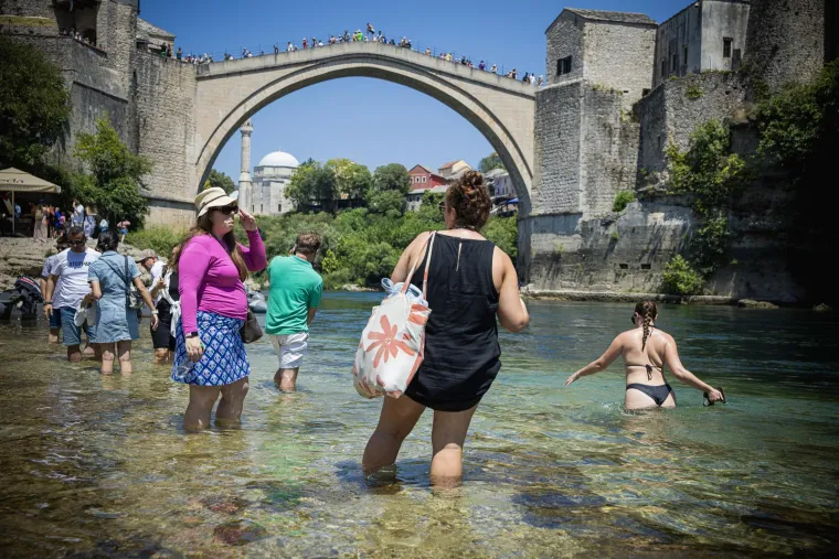 Mostar se kuha na 36 stupnjeva: Ljudi pronašli spas u Neretvi i sladoledu