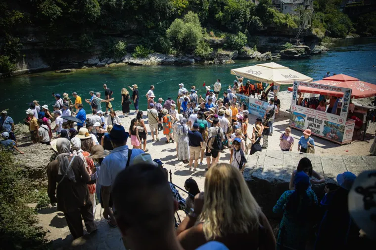 Mostar se kuha na 36 stupnjeva: Ljudi pronašli spas u Neretvi i sladoledu