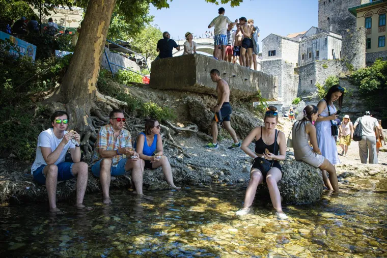 Mostar se kuha na 36 stupnjeva: Ljudi pronašli spas u Neretvi i sladoledu