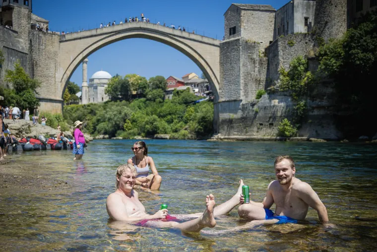 Mostar se kuha na 36 stupnjeva: Ljudi pronašli spas u Neretvi i sladoledu