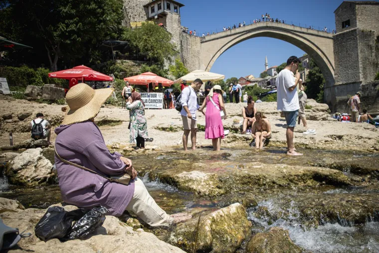 Mostar se kuha na 36 stupnjeva: Ljudi pronašli spas u Neretvi i sladoledu