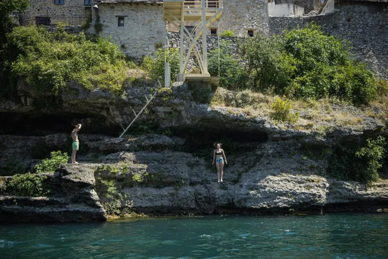 Mostar se kuha na 36 stupnjeva: Ljudi pronašli spas u Neretvi i sladoledu