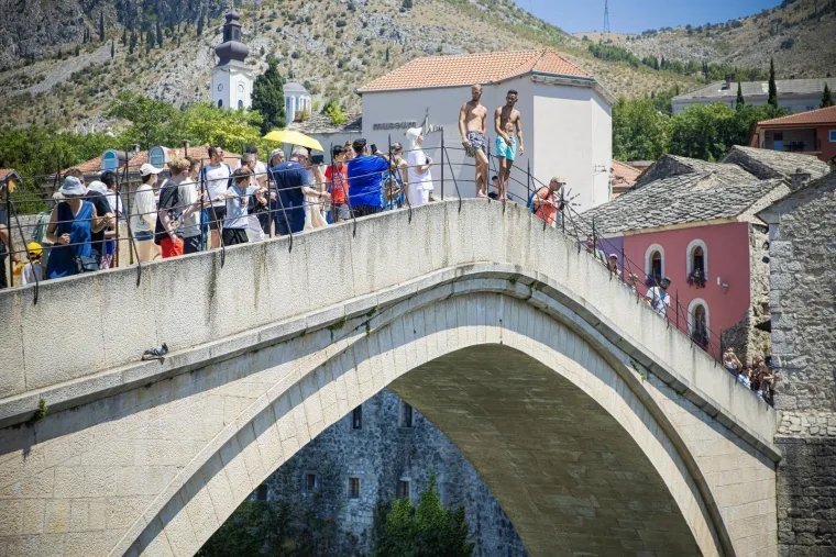 Mostar se kuha na 36 stupnjeva: Ljudi pronašli spas u Neretvi i sladoledu
