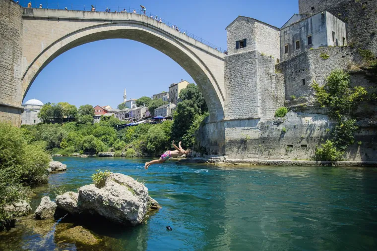 Mostar se kuha na 36 stupnjeva: Ljudi pronašli spas u Neretvi i sladoledu