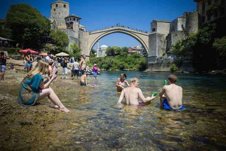 Mostar se kuha na 36 stupnjeva: Ljudi prona&scaron;li spas u Neretvi i sladoledu