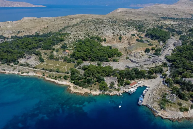 Oni koji se nisu slagali s Titom bili su poslani ovamo. Ovako iz zraka izgleda zloglasni Goli otok