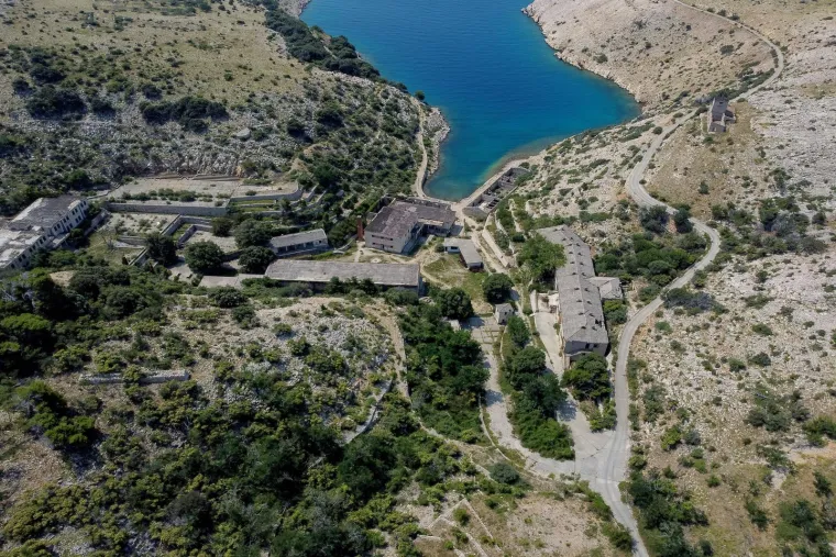 Oni koji se nisu slagali s Titom bili su poslani ovamo. Ovako iz zraka izgleda zloglasni Goli otok