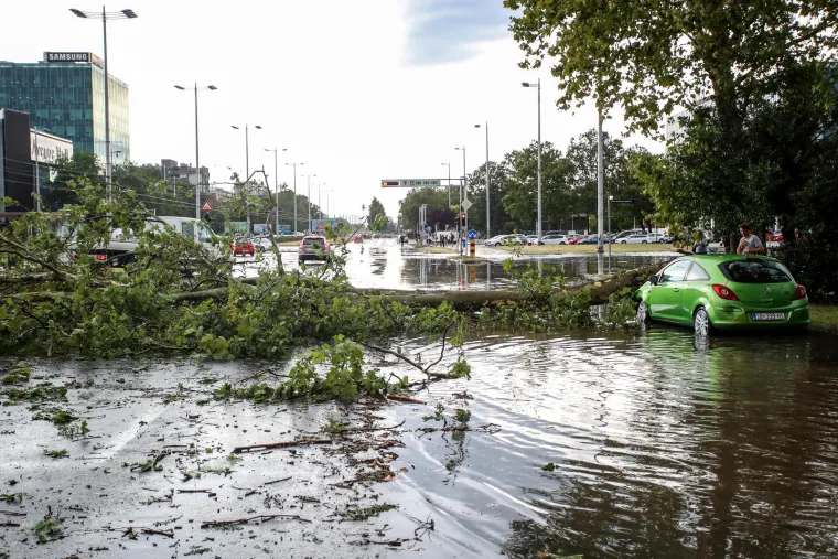 Avenija Dubrovnik ostala je poplavljena. Na cestu su padala stabla. 