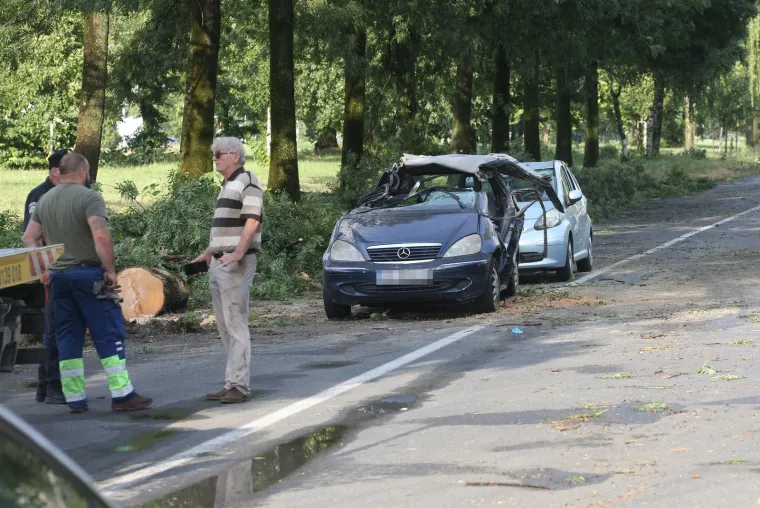 U ulici Marijana Čavića od posljedica oluje preminula je jedna osoba. 