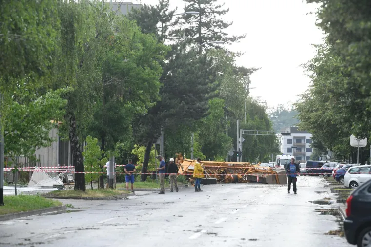 Nevrijeme se osjetilo i kod Selske ceste. Olujni vjetar sru&scaron;io je dizalicu. 