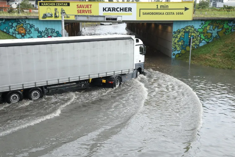 Podvožnjak u &Scaron;korpikovoj ostao je potpuno potopljen. U vodi su zapela i neka vozila. 