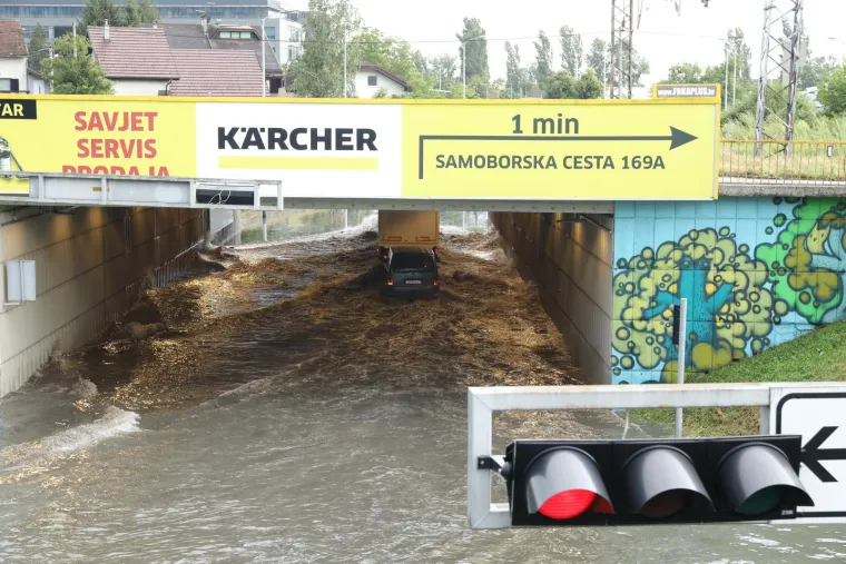 Podvožnjak u &Scaron;korpikovoj ostao je potpuno potopljen. U vodi su zapela i neka vozila. 