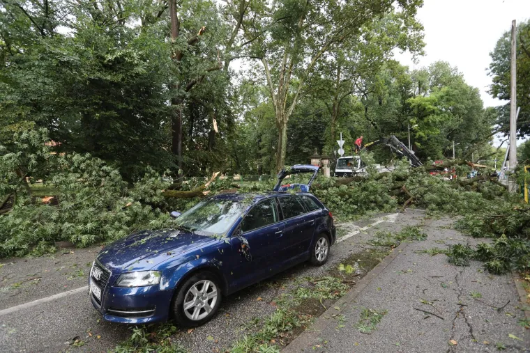 Nevrijeme je ostavilo trag ispred Klinike za psihijatriju Vrapče. Padala su stabla, o&scaron;tećen automobil, a na terenu su bili vatrogasci. 