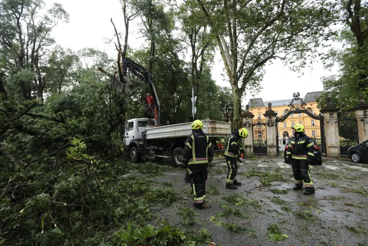 Nevrijeme je ostavilo trag ispred Klinike za psihijatriju Vrapče. Padala su stabla, o&scaron;tećen automobil, a na terenu su bili vatrogasci. 