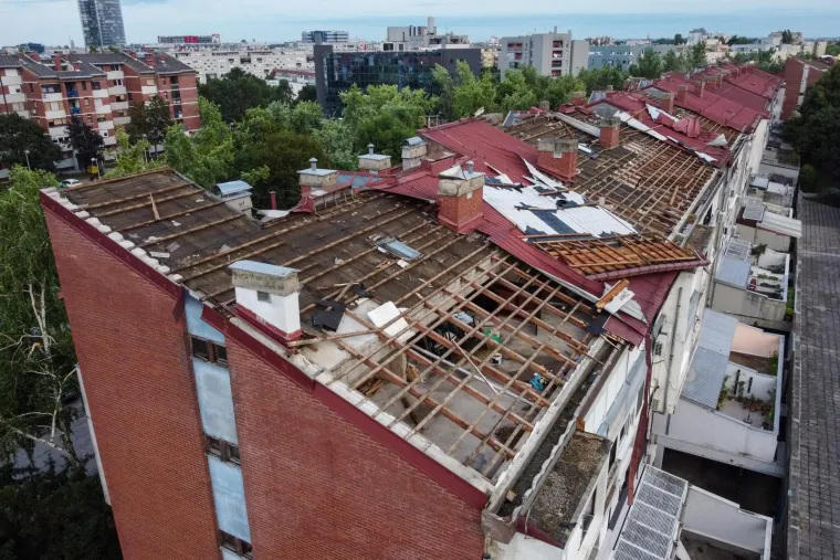 U olujnom nevremenu vjetar je odnio krov sa zgrade u &Scaron;panskom. Krov je u ulici Gustava Krkleca pao na automobile, a &scaron;teta na zgradi snimljena je iz zraka. 